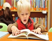 منها تعزيز الثروة اللغوية وزيادة الانتباه.. 7 فوائد للقراءة للطفل (صور)