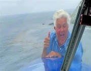 إعلامي أمريكي يتعلق بمقدمة طائرة أثناء تحليقها فوق البحر.. والسبب غريب (فيديو)
