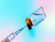 طبيبة أمريكية توضح ما يحدث للشخص المصاب بكورونا عند تلقيه اللقاح