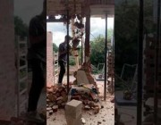 انهيار جزء من سقف مبنى على شخص يحاول هدمه في إنجلترا