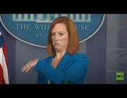 رد فعل المتحدثة باسم البيت الأبيض بعدما ضايقتها حشرة خلال مؤتمر صحفي