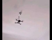 طائرة بدون طيار تقوم بتركيب مصباح كهربائي بسقف الغرفة