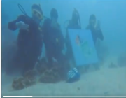 على عمق 15 مترا..غواصون يرسمون شعار اليوم الوطني (فيديو)