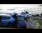 فيضانات تغطي مدينة إسبانية بالوحل وتجرف سيارات إلى البحر
