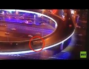 لحظة سقوط خلاطة خرسانة من على جسر في موسكو