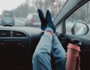 دراسة: وضع الأقدام على تابلوه السيارة أثناء القيادة أمر بالغ الخطورة