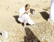صورة مؤثرة للأمير خالد بن الوليد أمام قبر والدته