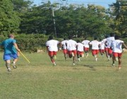 في تنزانيا.. مدرب مصري يركض خلف اللاعبين بالعصا (صور)