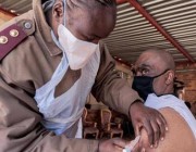 بسبب شح اللقاح.. خبراء يحذرون من “سيناريو قاتم” بإفريقيا