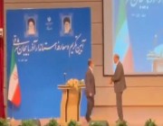 خلال مراسم رسمية.. صفع محافظ إيراني أمام وزير الداخلية على الهواء مباشرة (فيديو)  