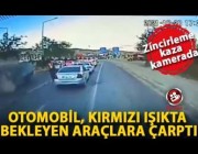 سيارة تصطدم بعنف في طابور من السيارات على طريق سريع بتركيا