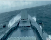 شاهد.. لحظة دخول إحدى سفن “جلالة الملك” الحربية داخل إعصار شاهين في بحر العرب