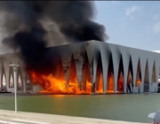قبل يوم من الافتتاح.. حريق هائل يلتهم قاعة مهرجان الجونة السينمائي بمصر (فيديو)
