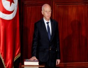 ما هي الصورة التي رفعها الرئيس التونسي أثناء أداء الحكومة الجديدة اليمين الدستورية؟