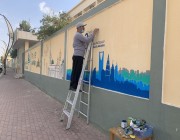 معلم بالجوف يحول أسوار مدرسته إلى لوحة فنية لمعالم المملكة