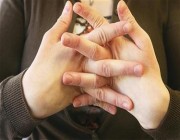 هل تسبب “طقطقة” الأصابع التهاب المفاصل؟ إليك الحقيقة