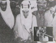 صورة للملك فيصل في لحظة تاريخية خلال افتتاحه مصانع الأسـلحة الخفيفة وبجواره الملك سلمان