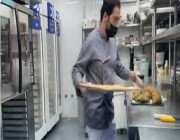مواطن يترك هندسة الميكانيكا ويدخل عالم الطبخ بسلسلة مطاعم بالمملكة (فيديو)