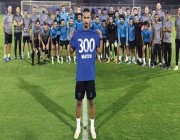 لاعبو “الفتح” يحتفلون بـ 300 مباراة لـ “الفهيد”