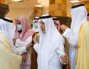 أمير مكة يقلب “البشت” بعد الانتهاء من أداء صلاة الاستسقاء (فيديو)