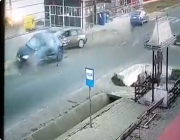اصطدام 3 سيارات مسرعة عند تقاطع أحد الشوارع في رومانيا (فيديو)
