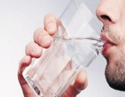 خبير تغذية يكشف عن أضرار الإفراط في شرب الماء
