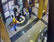 غزال يقتحم مبنى مستشفى ويصعد إلى الطابق الثاني في أمريكا (فيديو)