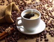 هل القهوة والشاي تؤدي إلى الشعور بالسعادة حقاً؟.. استشاري يجيب (فيديو)