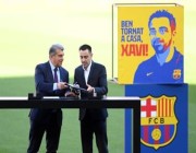 وسط حضور جماهيري كبير.. برشلونة يقدم مدربه الجديد “تشافي” (فيديو وصور)