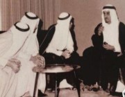 صورة قديمة تجمع الملك فهد وعددًا من الوزراء لمبايعة الأمير خالد بن عبد العزيز وليًا للعهد