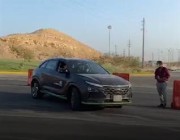 فتاة سعودية تقود تجربة شركة أرامكو لسيارة تعمل بوقود الهيدروجين (فيديو)