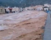 فيديو.. مياه السيول تغمر المنازل وتتسلل لفصول إحدى المدارس في “مسندم” بسلطنة عمان