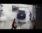 صيني يسكب البنزين على سيارة امرأة في محطة الوقود ويشعل فيها النار