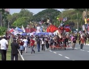فلبينيون يحطمون دمية كبيرة لرئيسهم في مظاهرة حاشدة