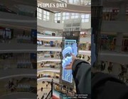 فيديو ثلاثي الأبعاد لرائد فضاء يمد يده لمصافحة متسوق في مركز تجاري بالصين