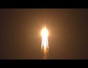 لحظة إطلاق الصين صاروخاً يحمل قمرين صناعيين جديدين إلى الفضاء