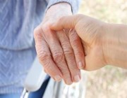 استشاري ينصح بعادات صحية تحمي كبار السن من أمراض الشيخوخة