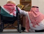 موقف مؤثر لمواطن يمسد رأس والده أثناء قراءته القرآن في أحد المساجد (فيديو)