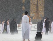 تحت الأمطار الغزيرة.. ضيوف الرحمن يؤدون الطواف والصلاة في المسجد الحرام (فيديو)