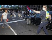 الشرطة الأسترالية تفرق تجمعاً لمشجعي لاعب التنس “ديوكوفيتش” برذاذ الفلفل