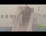 عاصفة ثلجية تؤخر نزول الرئيس الأمريكي من طائرته الرئاسية