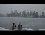 كنديان يسبحان في المياه المتجمدة في بحيرة تورنتو