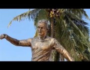 هنود يلتقطون صوراً تذكارية مع تمثال لكريستيانو رونالدو بمدينة غوا الهندية