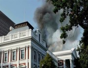 اندلاع حريق بمبنى برلمان جنوب أفريقيا في كيب تاون
