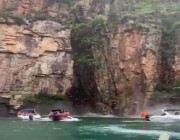 فيديو مروع للحظة سقوط عمود صخري على قوارب تحمل سائحين بالبرازيل