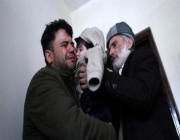 رضيع أفغاني يعود لأهله بعد أشهر من ضياعه في فوضى مطار كابل (صور)