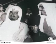 صورة تاريخية للملك فهد في لحظة عفوية مع أخيه الملك خالد