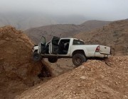 العناية الإلهية تنقذ قائد مركبة من حـادث سقوط وشيك في سلطنة عمان (فيديو)