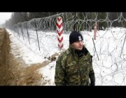 جنود بريطانيون يقيمون سياجاً شائكاً على الحدود بين بولندا وبيلاروسيا