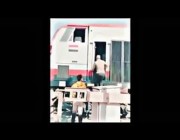 سائق قطار يترك مقصورة القيادة ليتشاجر مع سائق “توكتوك” بصعيد مصر